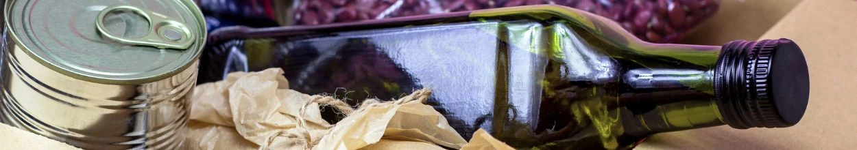 Olio in bottiglia di vetro, barattoli di conserva, pasta