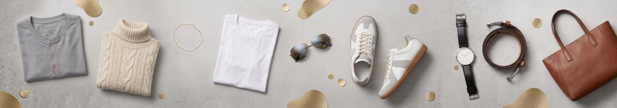 Assortimento di abbigliamento e accessori (maglie, scarpe, borsa e occhiali) disposti in flat lay su fondo grigio con decorazioni dorate.