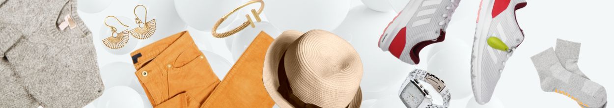 Immagine con diversi capi e accessori di abbigliamento — maglione, pantaloni, cappello, sneakers, calzini, orologio, bracciale e orecchini — a rappresentare la varietà degli articoli nel fashion eCommerce.